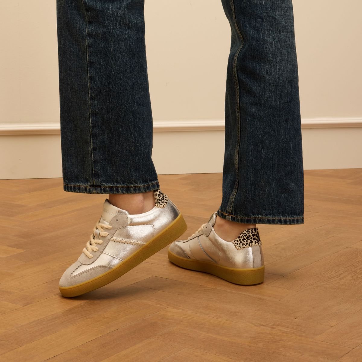 Silberfarbene Ledersneaker mit Leo-Details