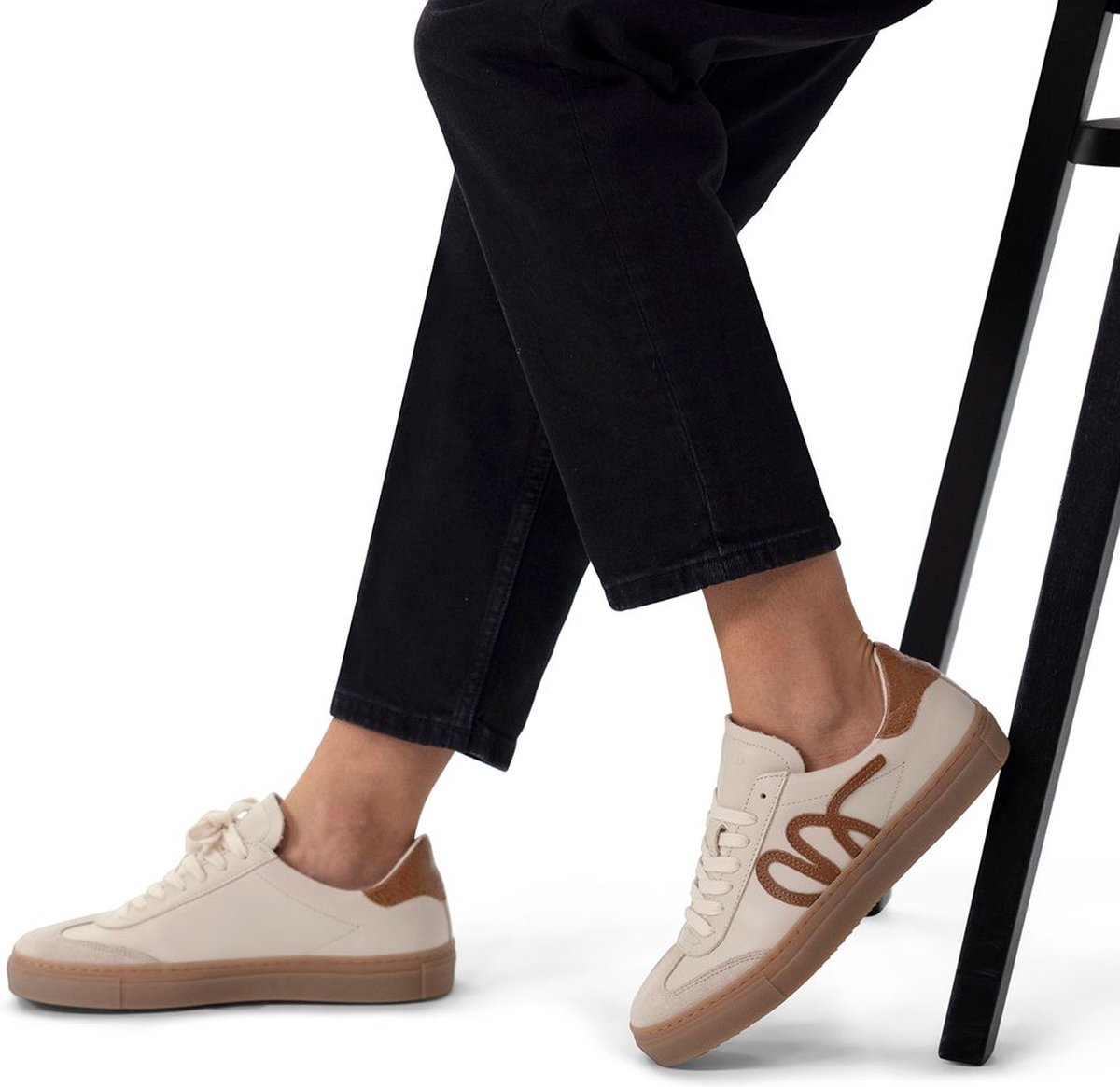 Beigefarbene Ledersneaker mit Veloursleder-Details