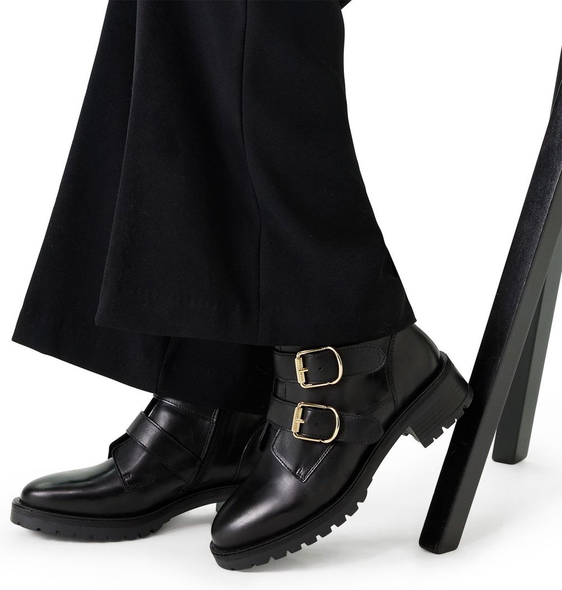 Schwarze Lederstiefeletten mit Schnalle