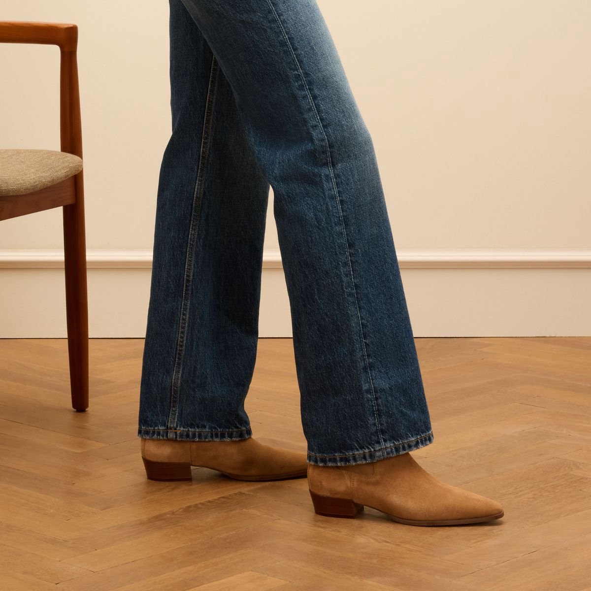 Beigefarbene Chelsea Boots aus Veloursleder