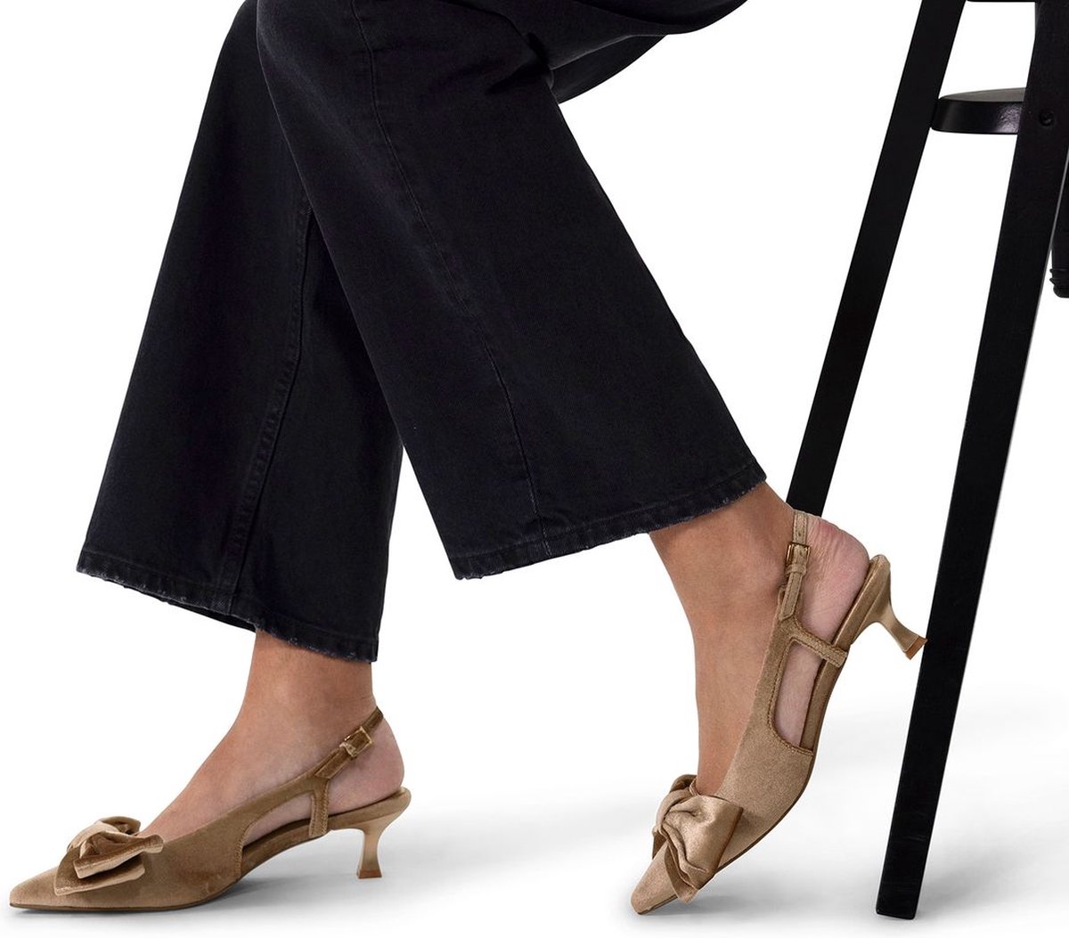 Taupefarbene Veloursleder-Slingbackpumps mit Schleife