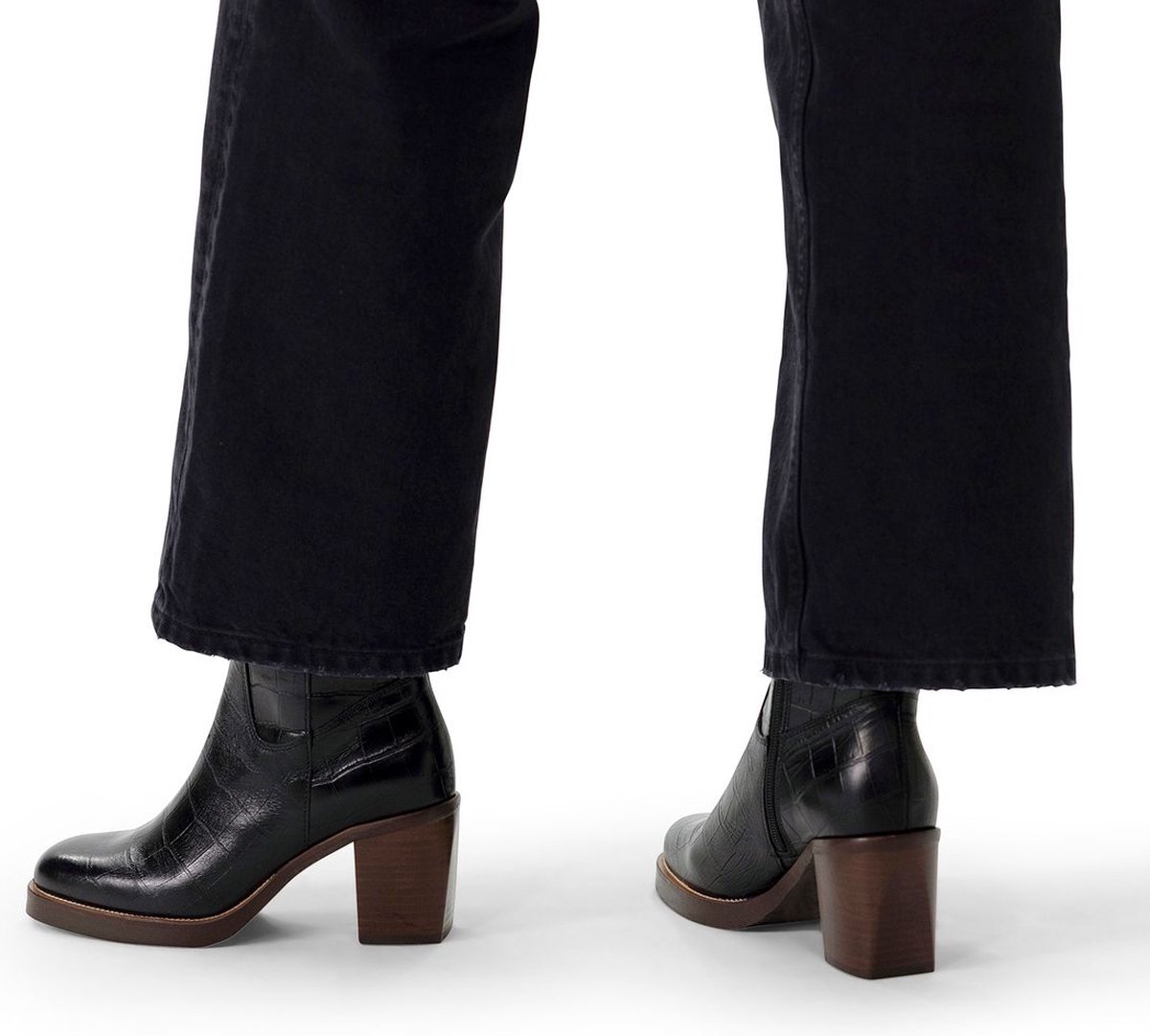 Schwarze Lederstiefeletten mit Krokomuster