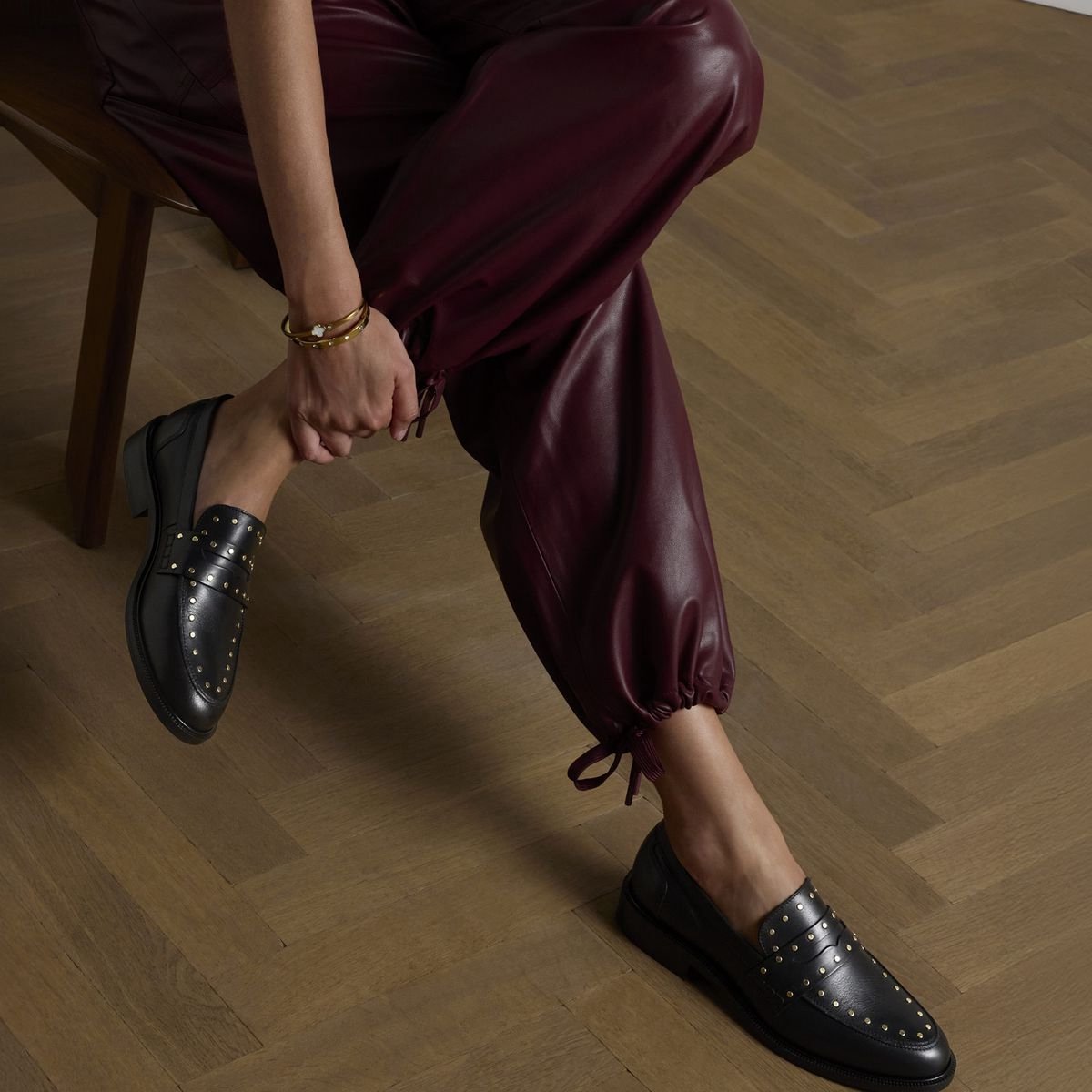 Schwarze Leder-Loafer mit goldfarbenen Nieten