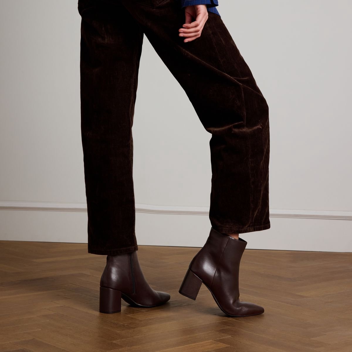 Braune Lederstiefeletten mit Absatz