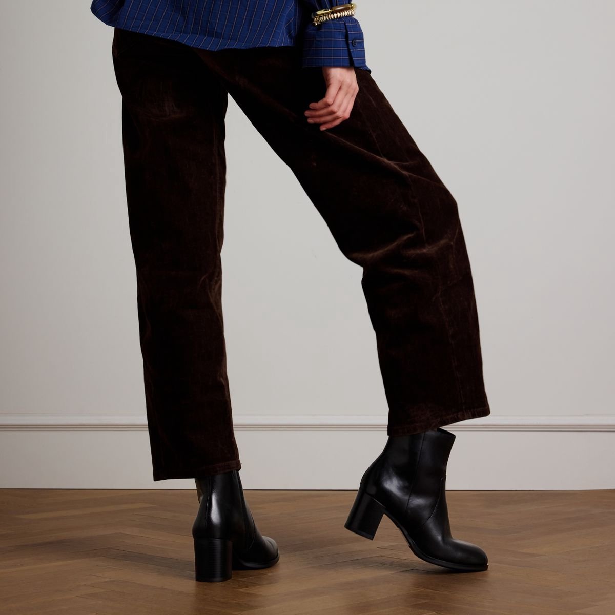 Schwarze Lederstiefeletten mit Absatz