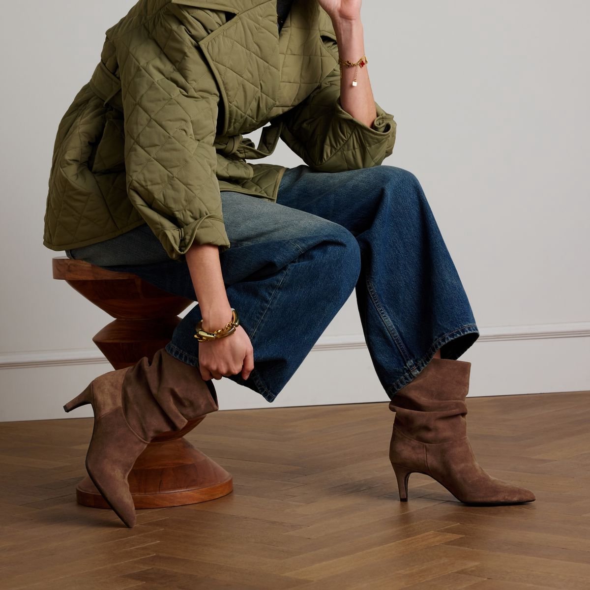 Taupefarbene Veloursleder-Stiefeletten mit Absatz