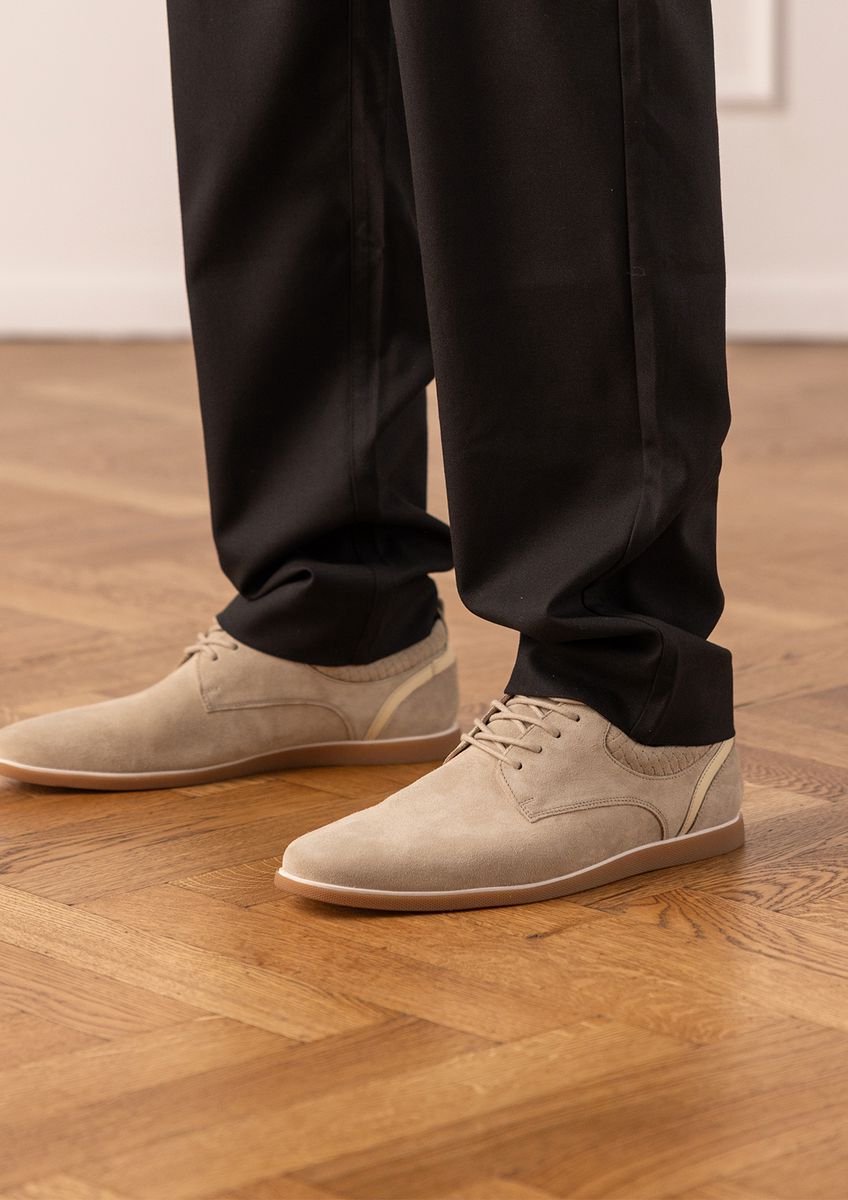 Beigefarbene Veloursleder-Schnürschuhe