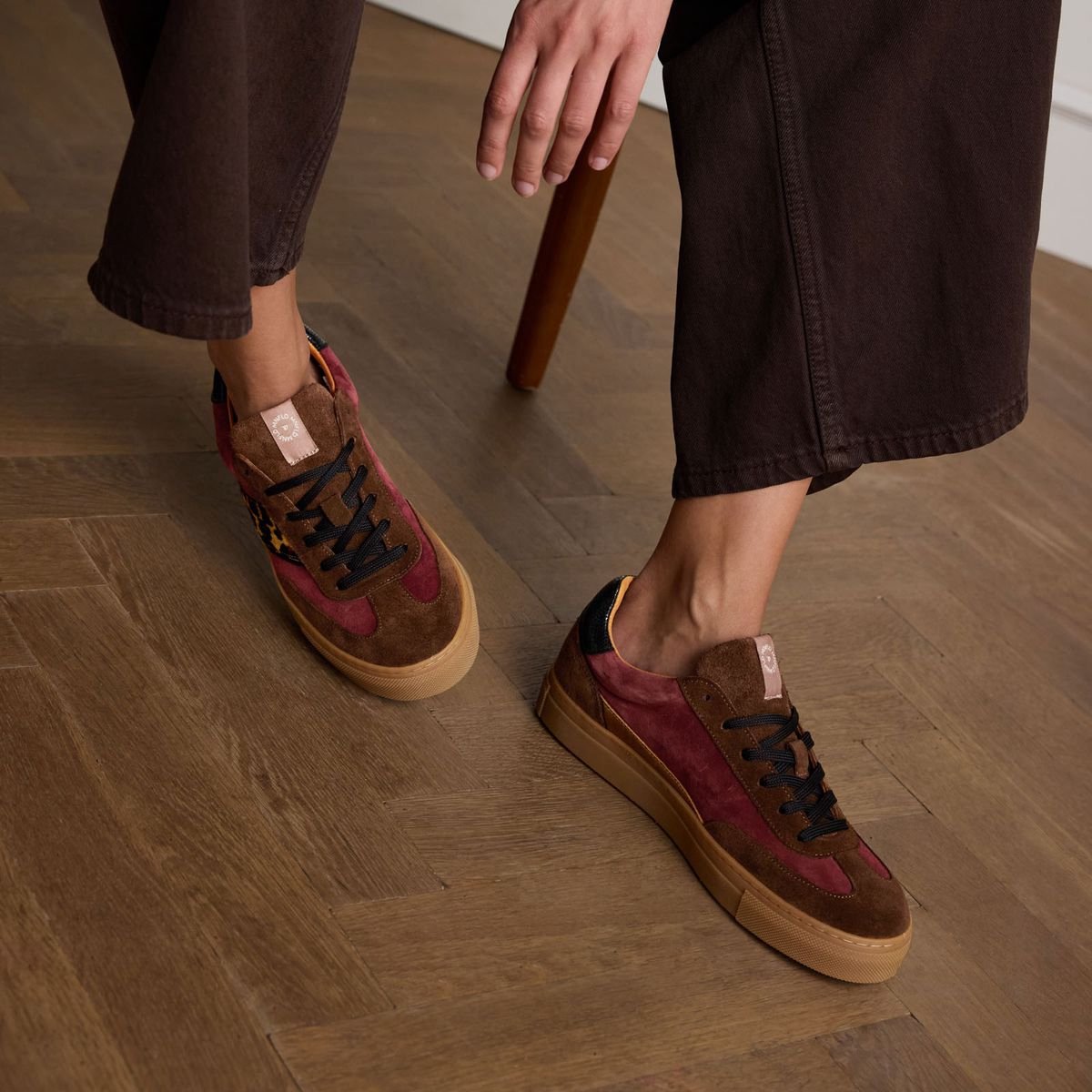 Braune Veloursleder-Sneaker mit Leo-Details