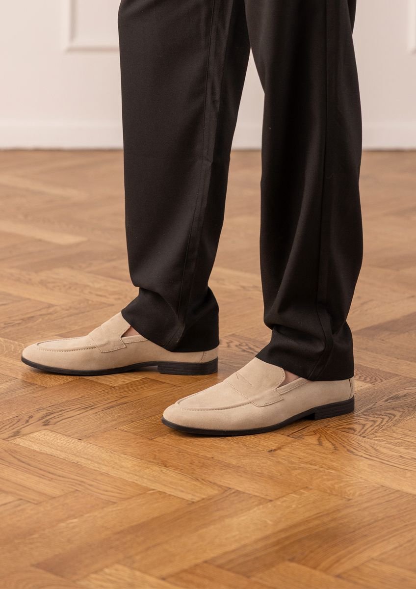 Beigefarbene Veloursleder-Loafer