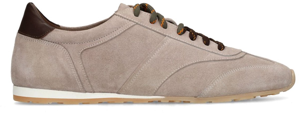 Graue Veloursleder-Sneaker mit unterschiedlichen Schnürsenkeln