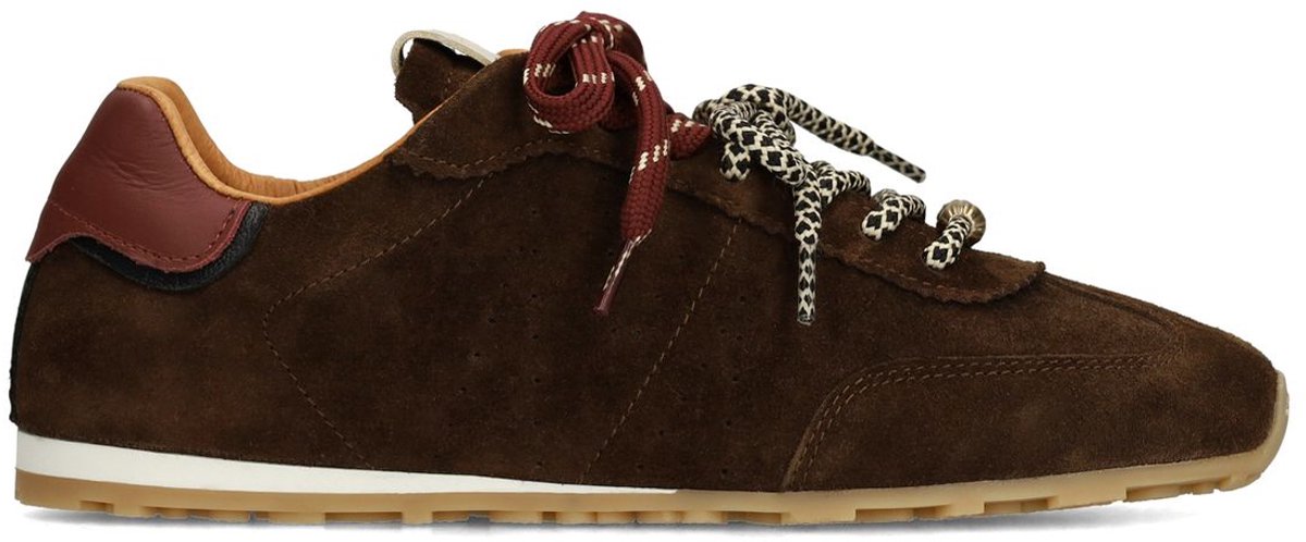 Braune Veloursleder-Sneaker mit doppelten Schnürsenkeln