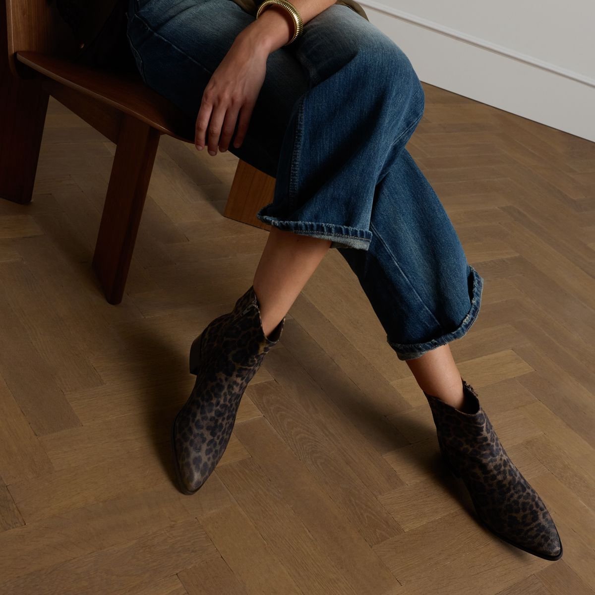Veloursleder-Stiefeletten mit Leoprint