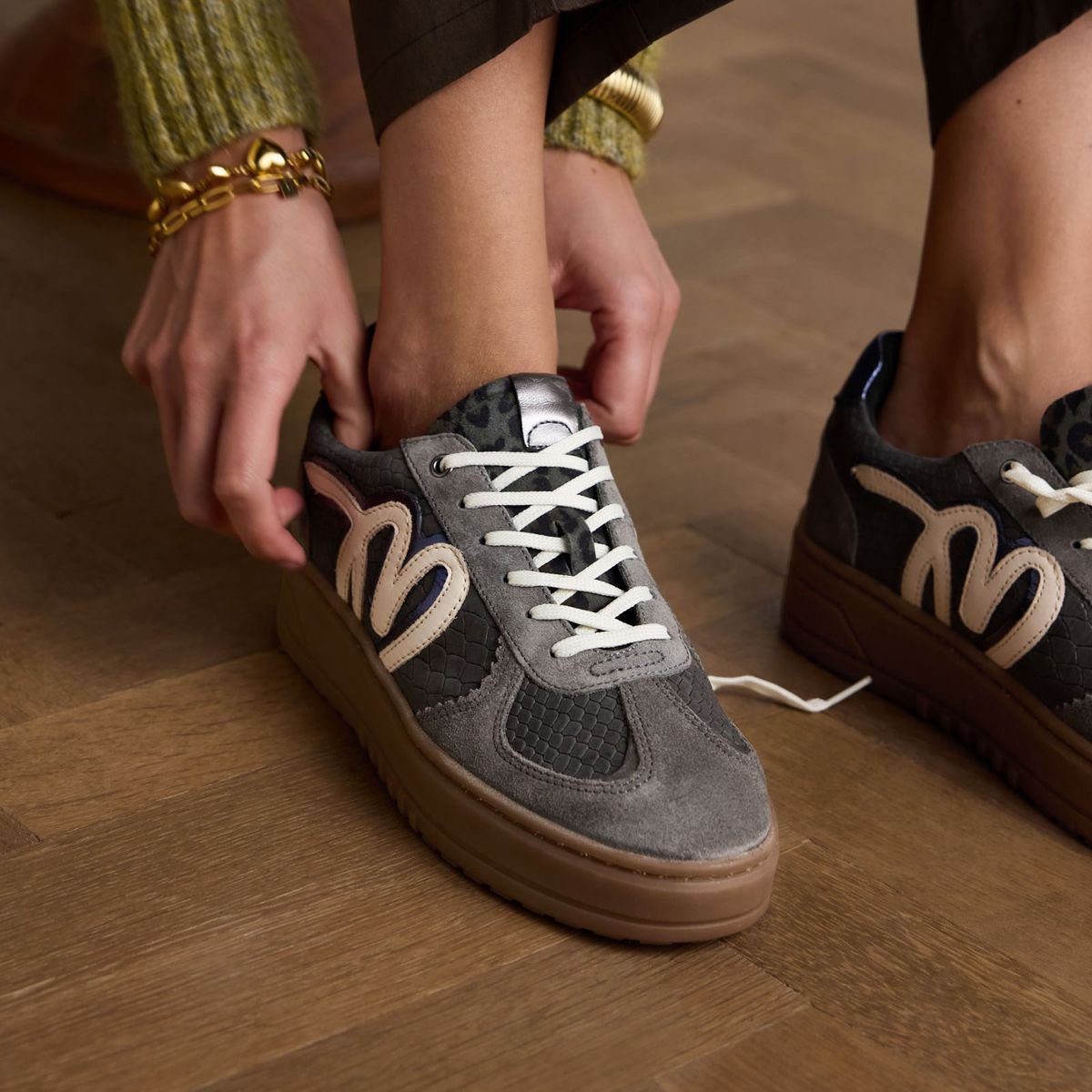 Graue Veloursleder-Sneaker