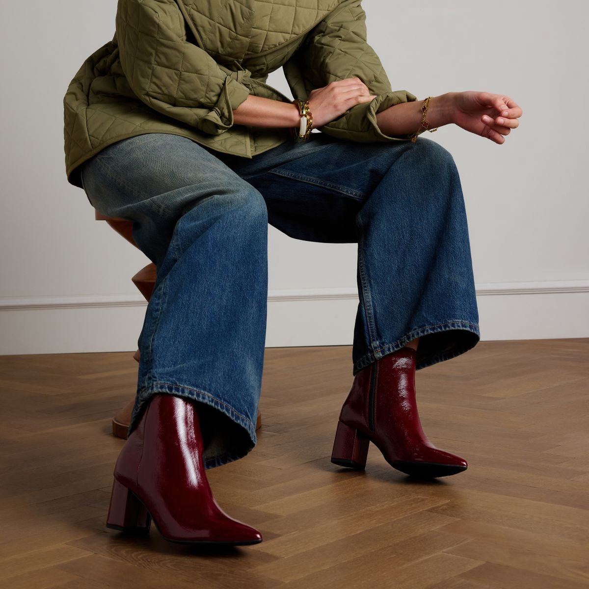 Bordeauxrote Lackleder-Stiefeletten mit Absatz