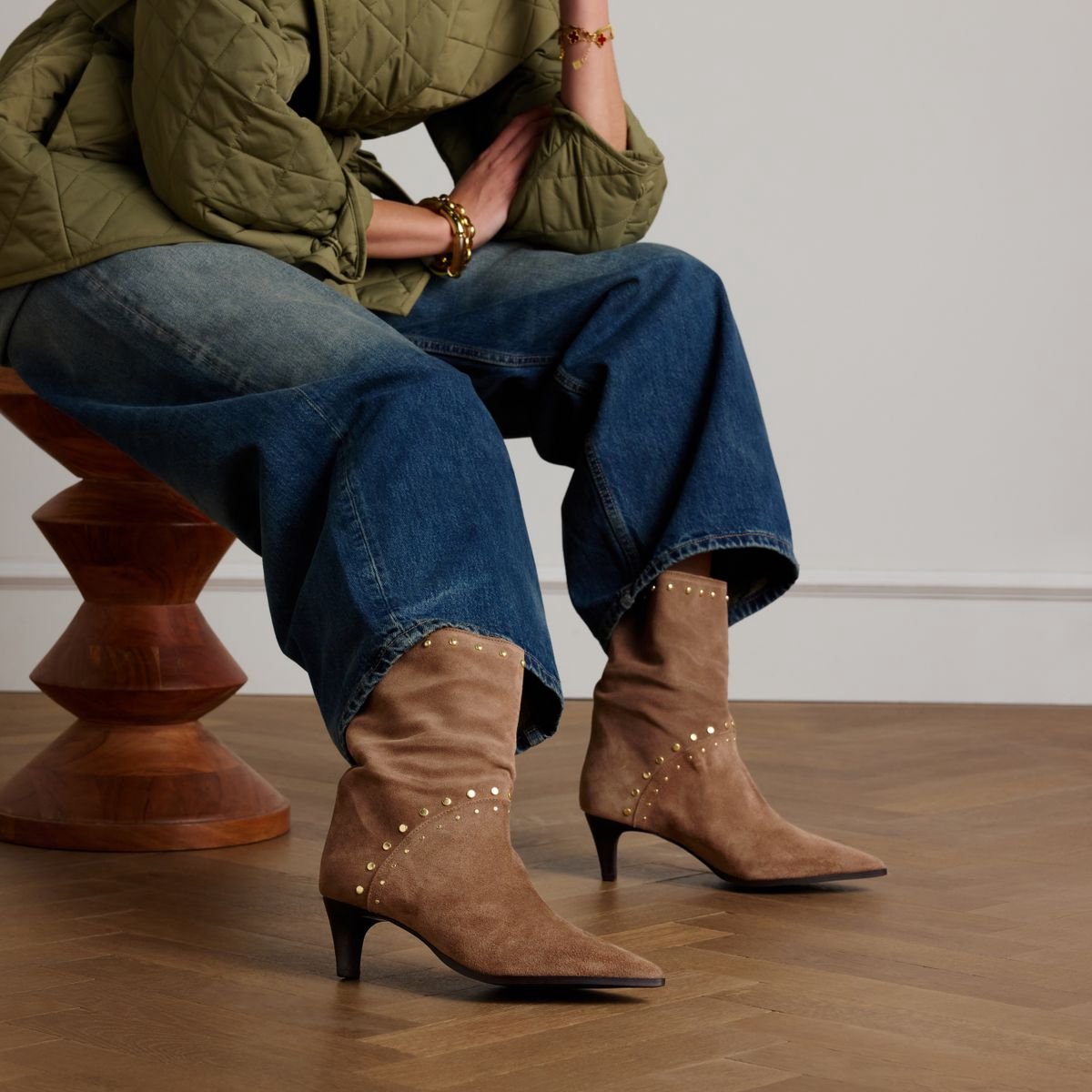 Beigefarbene Veloursleder-Stiefeletten mit Nieten