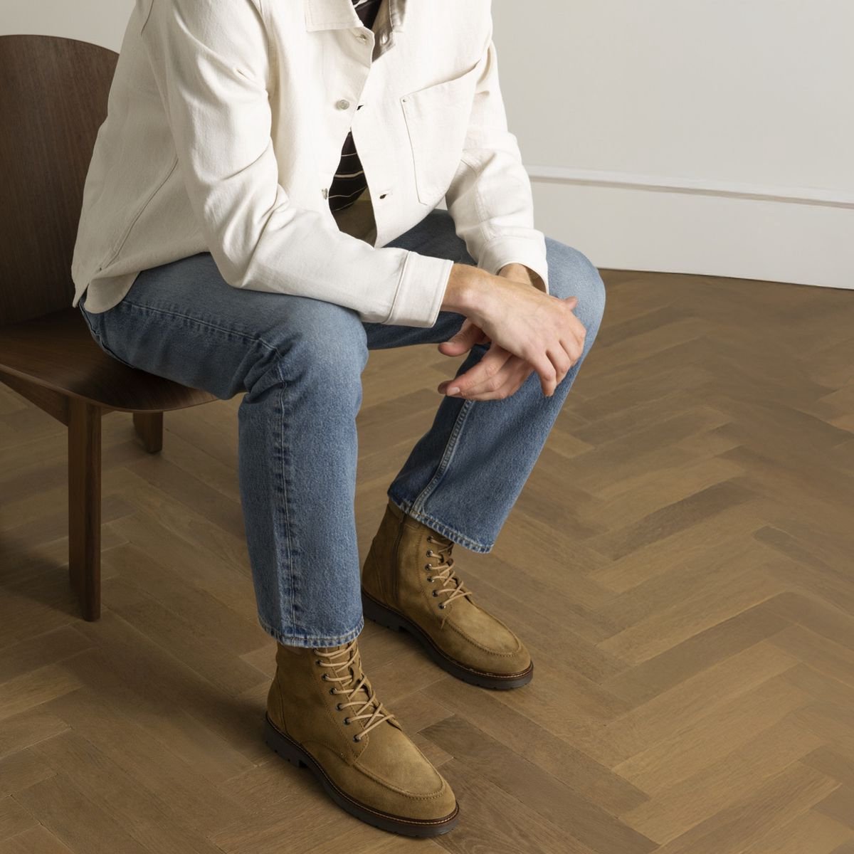 Beigefarbene Schnürboots aus Veloursleder