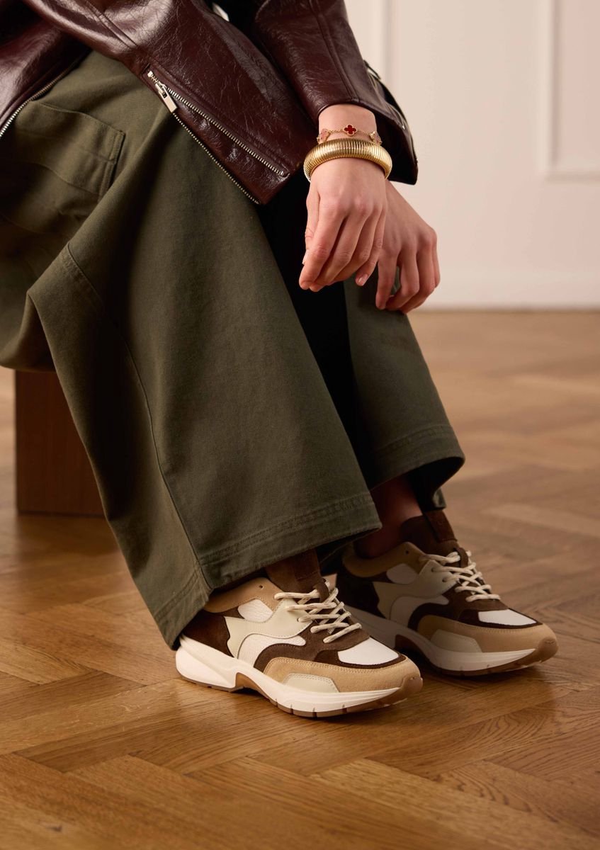 Beigefarbene Ledersneaker mit farbigen Veloursleder-Details