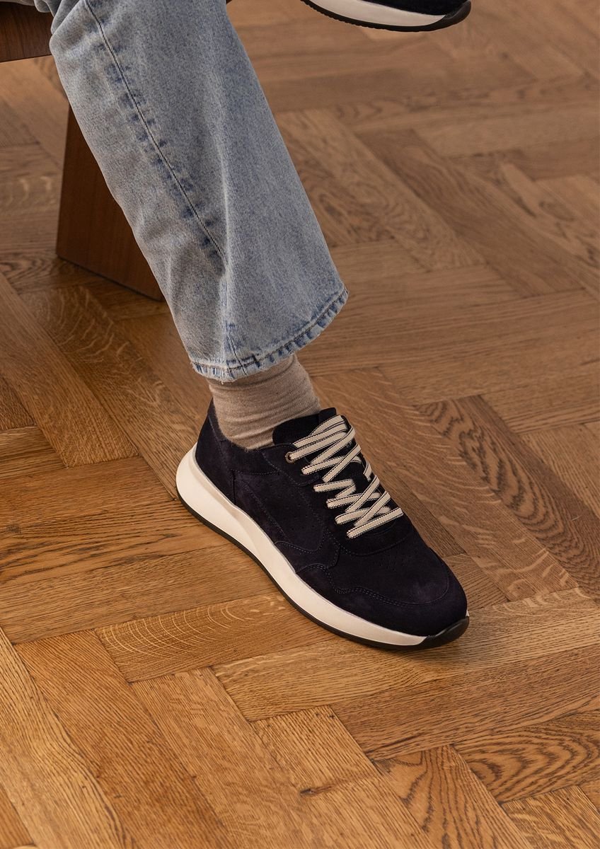 Dunkelblaue Veloursleder-Sneaker