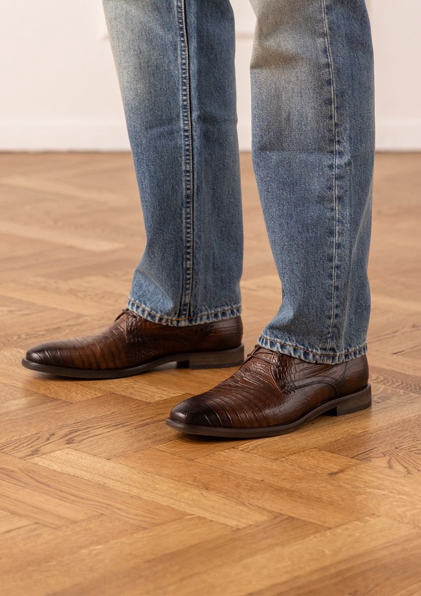 Braune Lederschnürschuhe mit Krokomuster