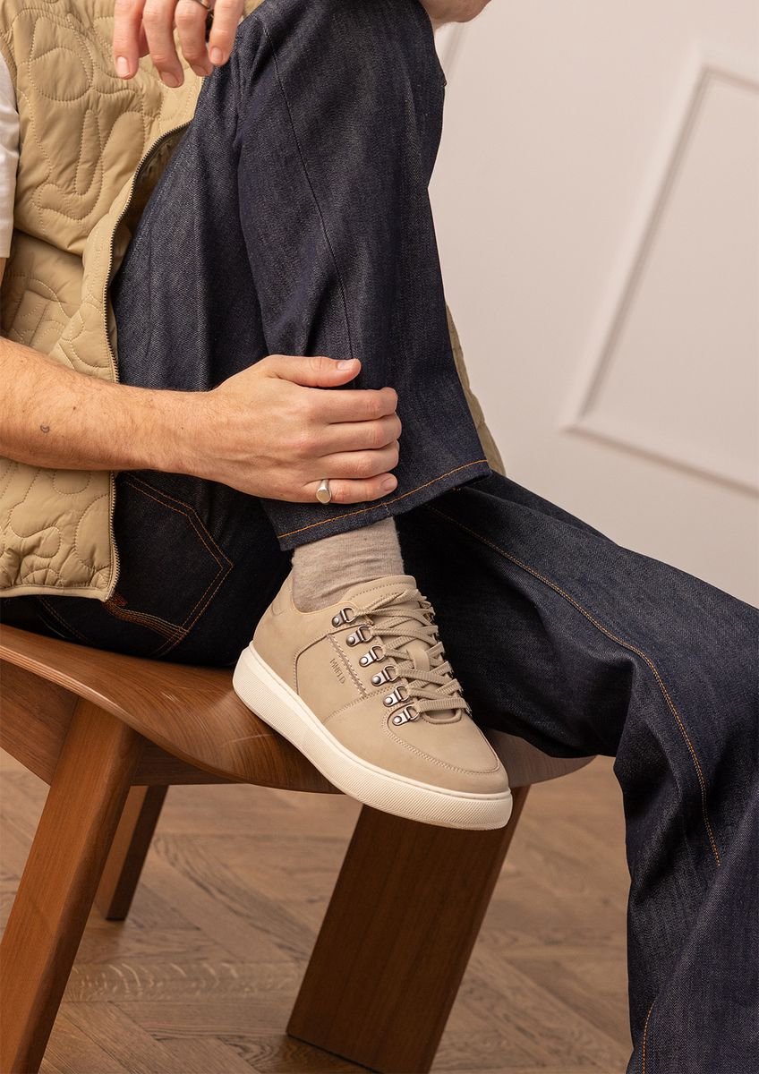 Beigefarbene Nubuk-Sneaker