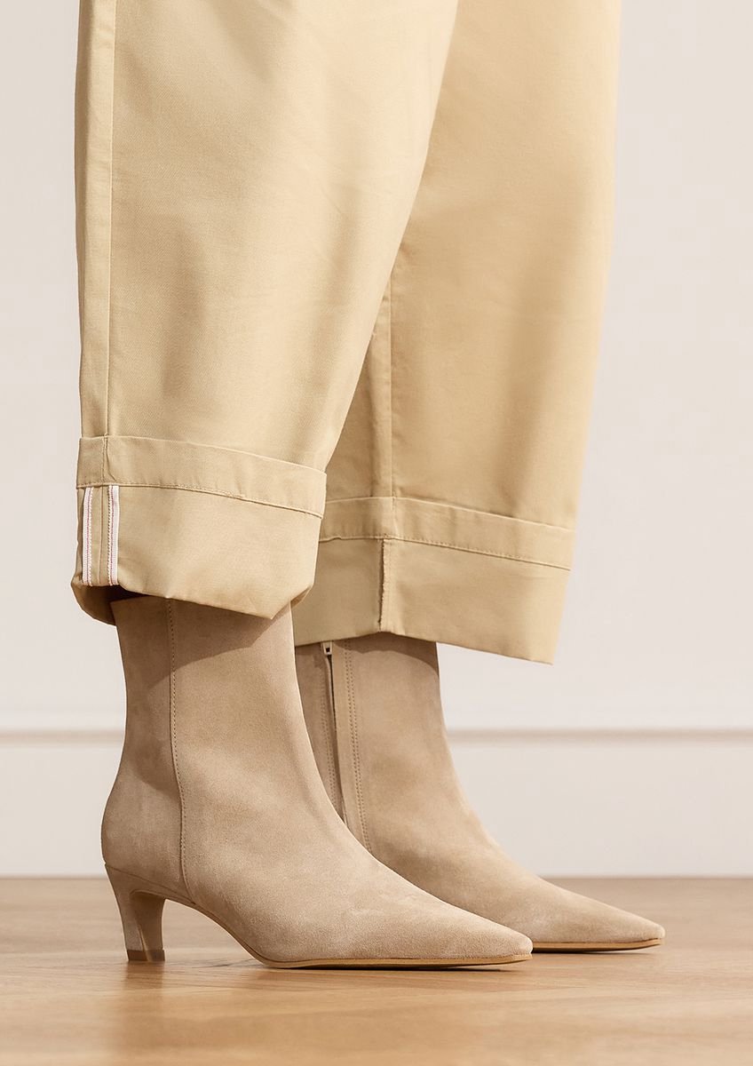 Beigefarbene Veloursleder-Stiefeletten mit Absatz
