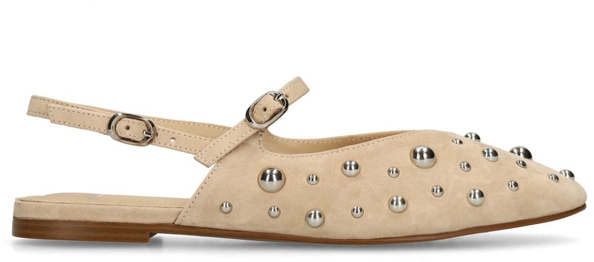 Beigefarbene Veloursleder-Slingbacks mit silberfarbenen Nieten