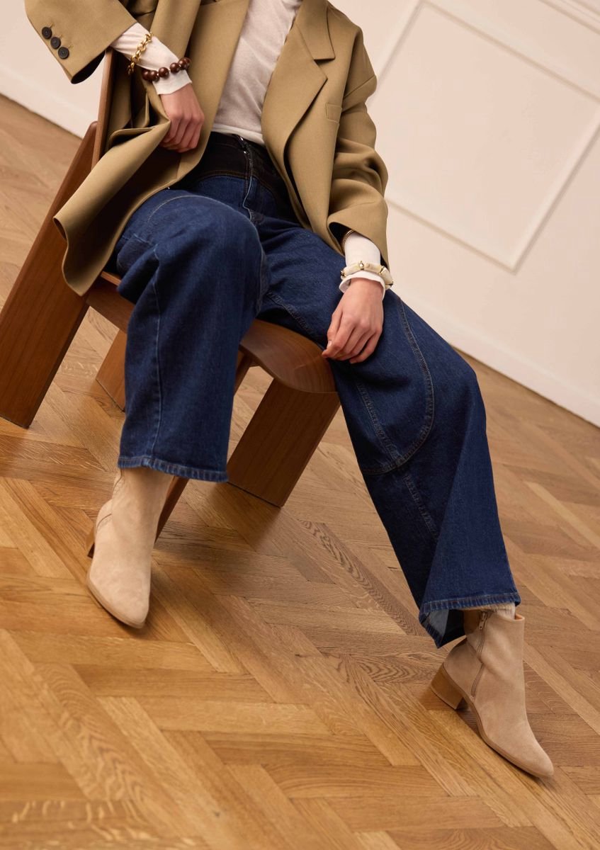 Beigefarbene Veloursleder-Stiefeletten mit Absatz