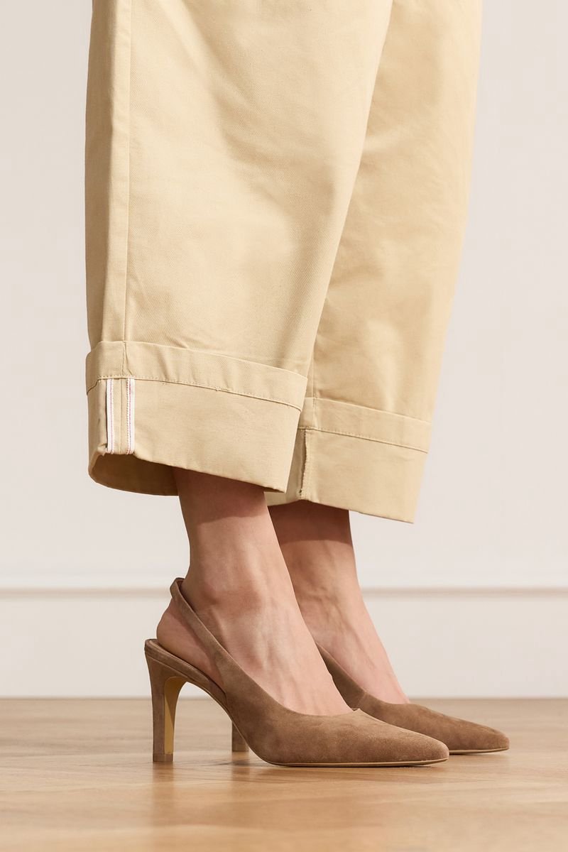 Braune Slingbackpumps aus Veloursleder