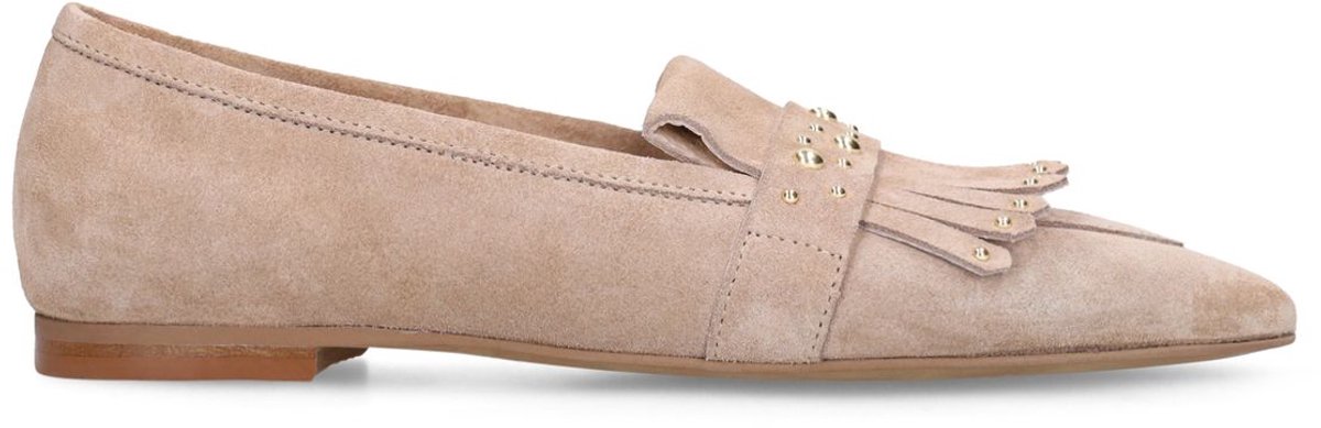 Beigefarbene Veloursleder-Loafer mit goldfarbenen Nieten
