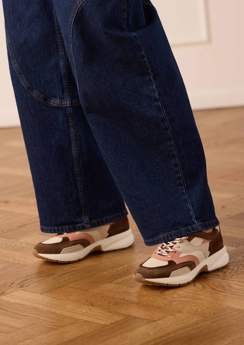 Braune Ledersneaker mit farbigen Veloursleder-Details