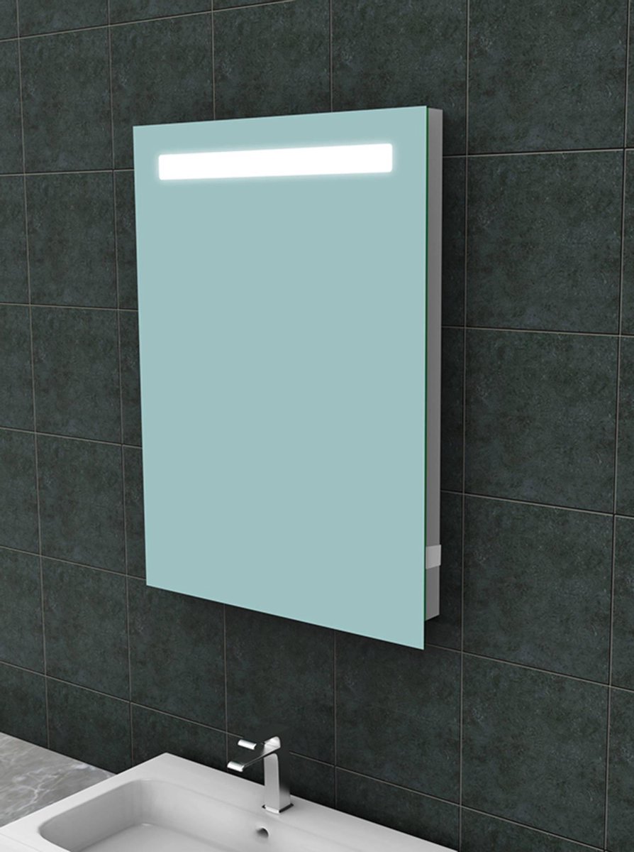 Saqu Plain Spiegel mit LED-Beleuchtung und Steckdose 60x80 cm