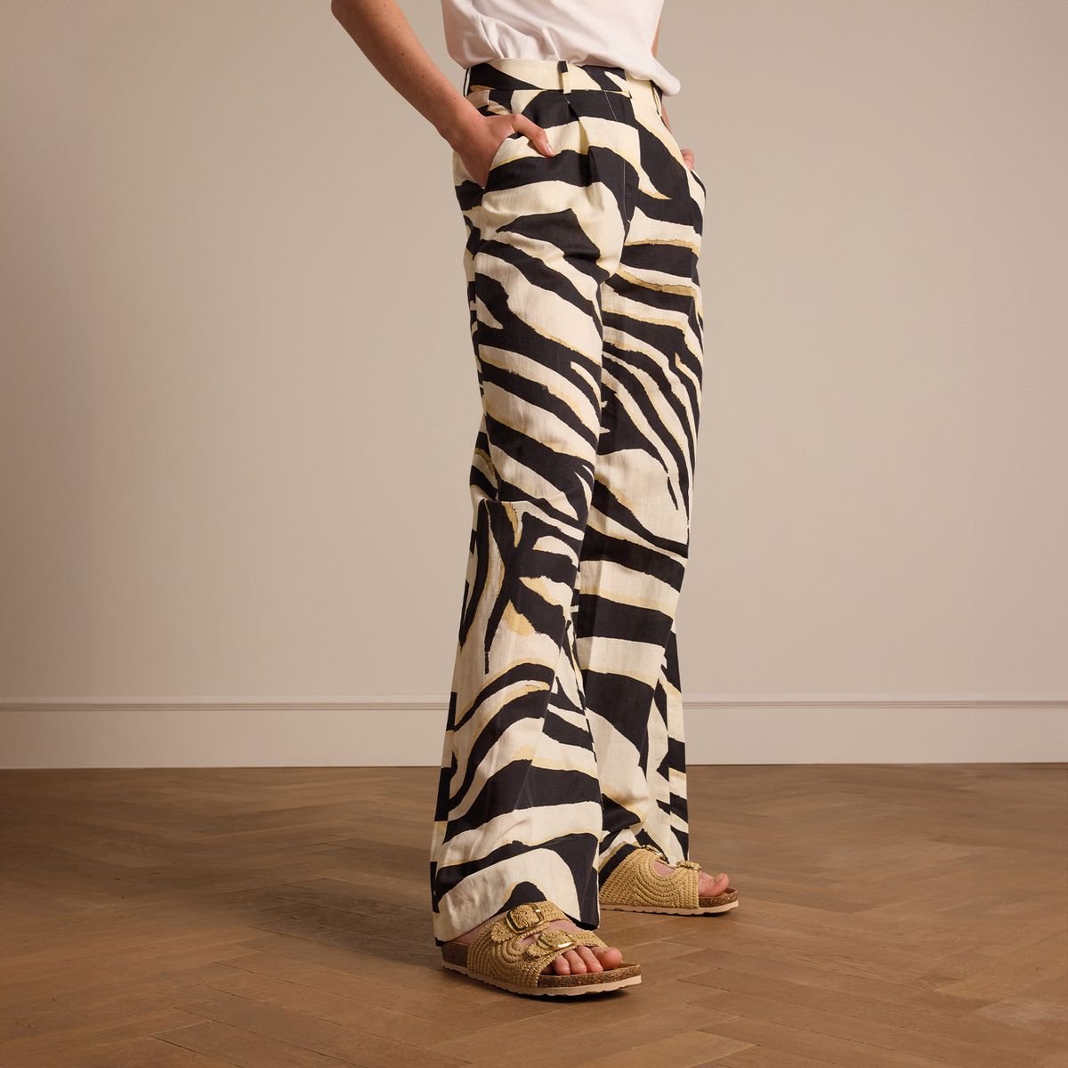 Beigefarbene Bast-Sandalen