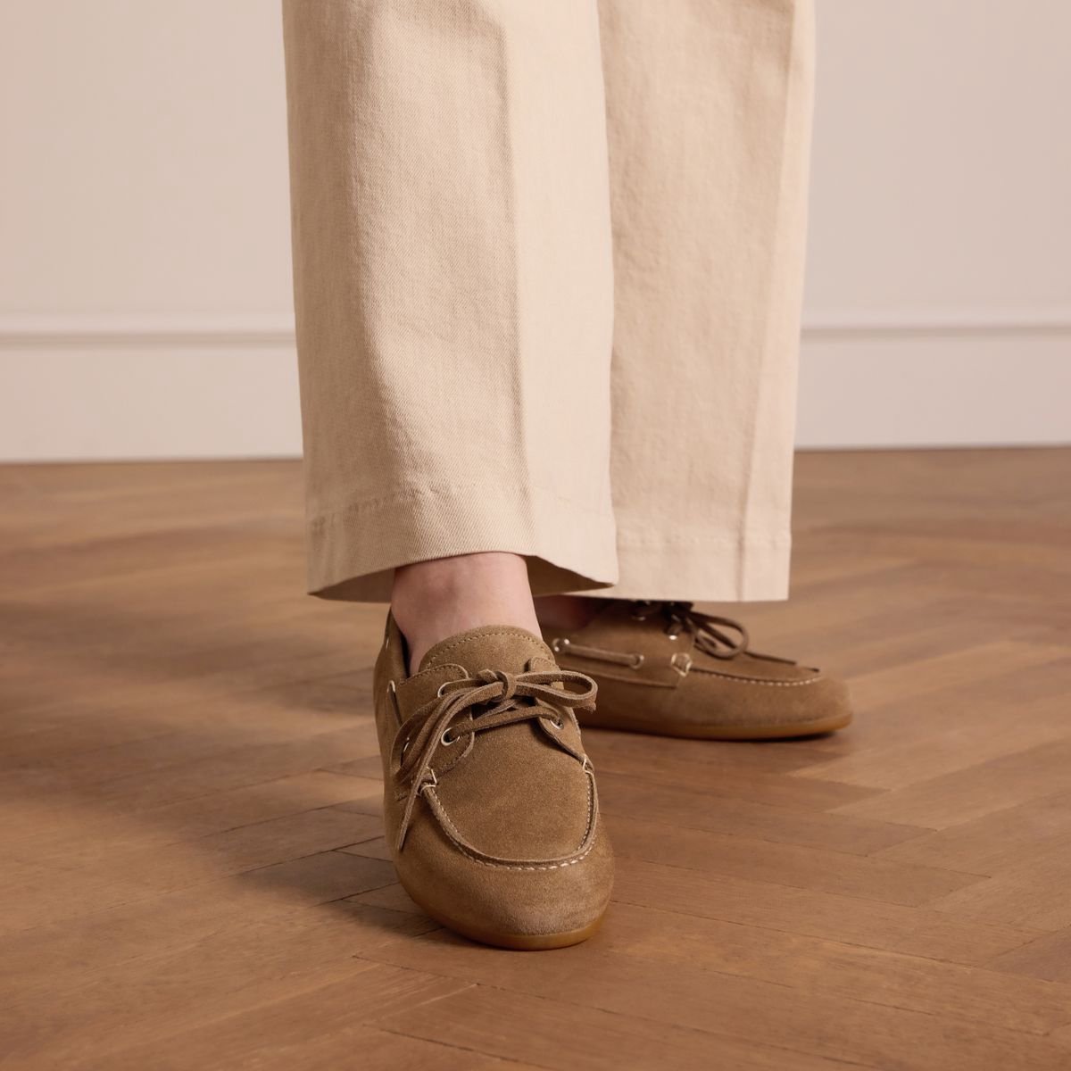 Beigefarbene Boat Shoes aus Veloursleder