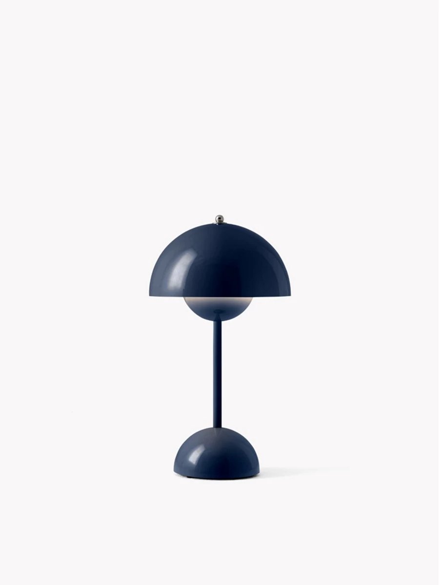 Flowerpot VP9 LED-Akku-Tischlampe stahlblau IP44, &TRADITION &Tradition - Wohnzimmer - Design - Kunststoff - Mit Schirm