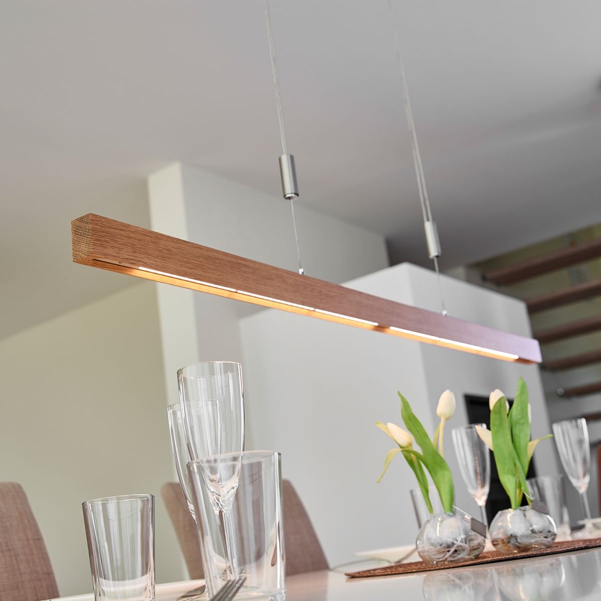 LED-Pendellampe Nora, Eiche natur, Länge 118 cm Quitani - Wohnzimmer - Modern - Holz - Einflammig
