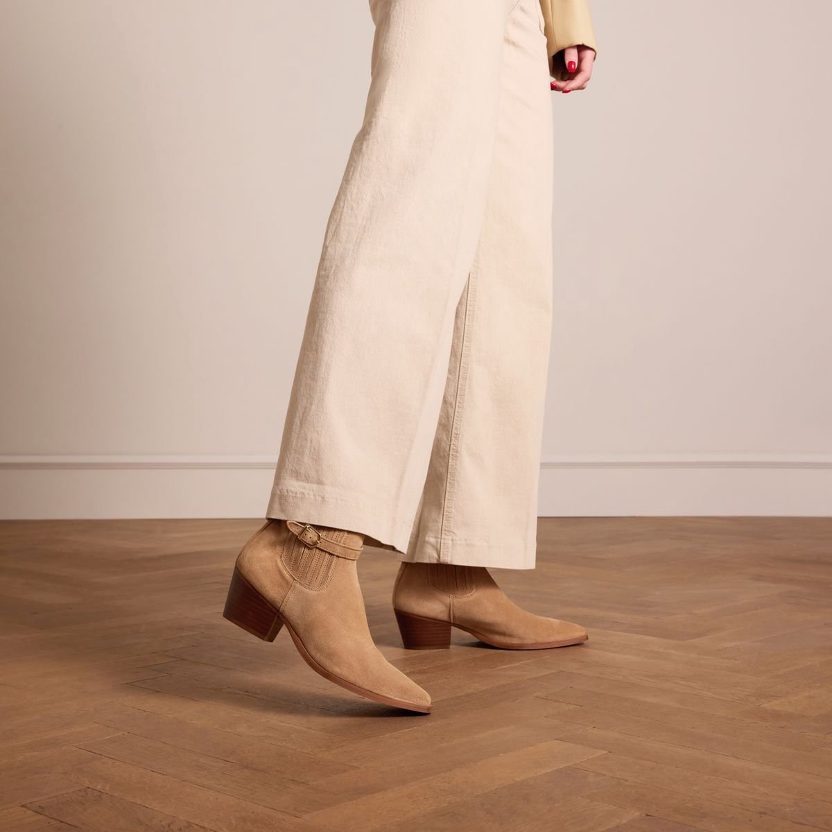 Beigefarbene Veloursleder-Stiefeletten mit Absatz