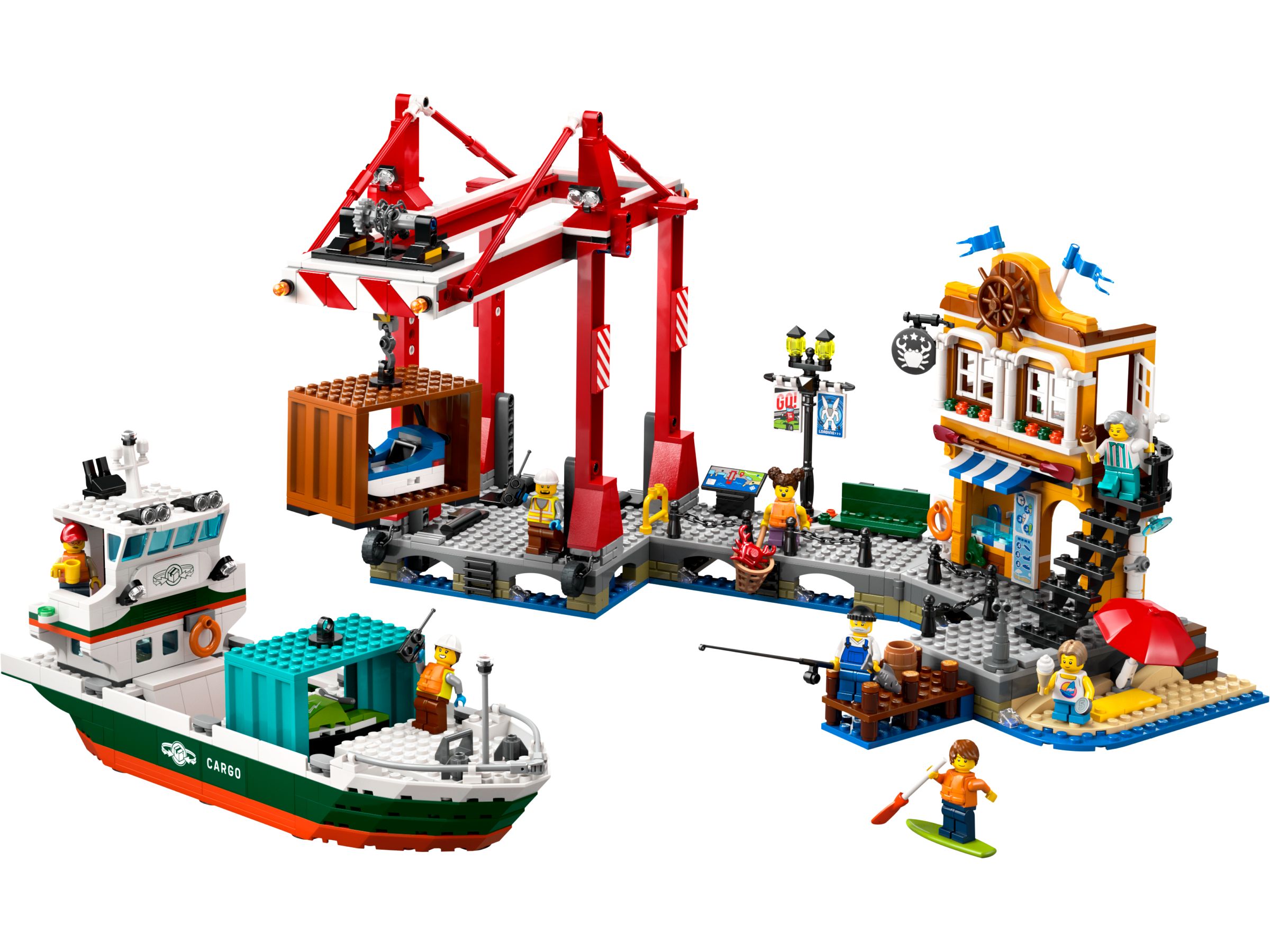 Nadmorski port ze statkiem towarowym