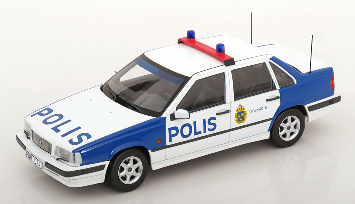 Volvo 850 Polizei Schweden Baujahr 1993 weiß blau 1:18 Triple9