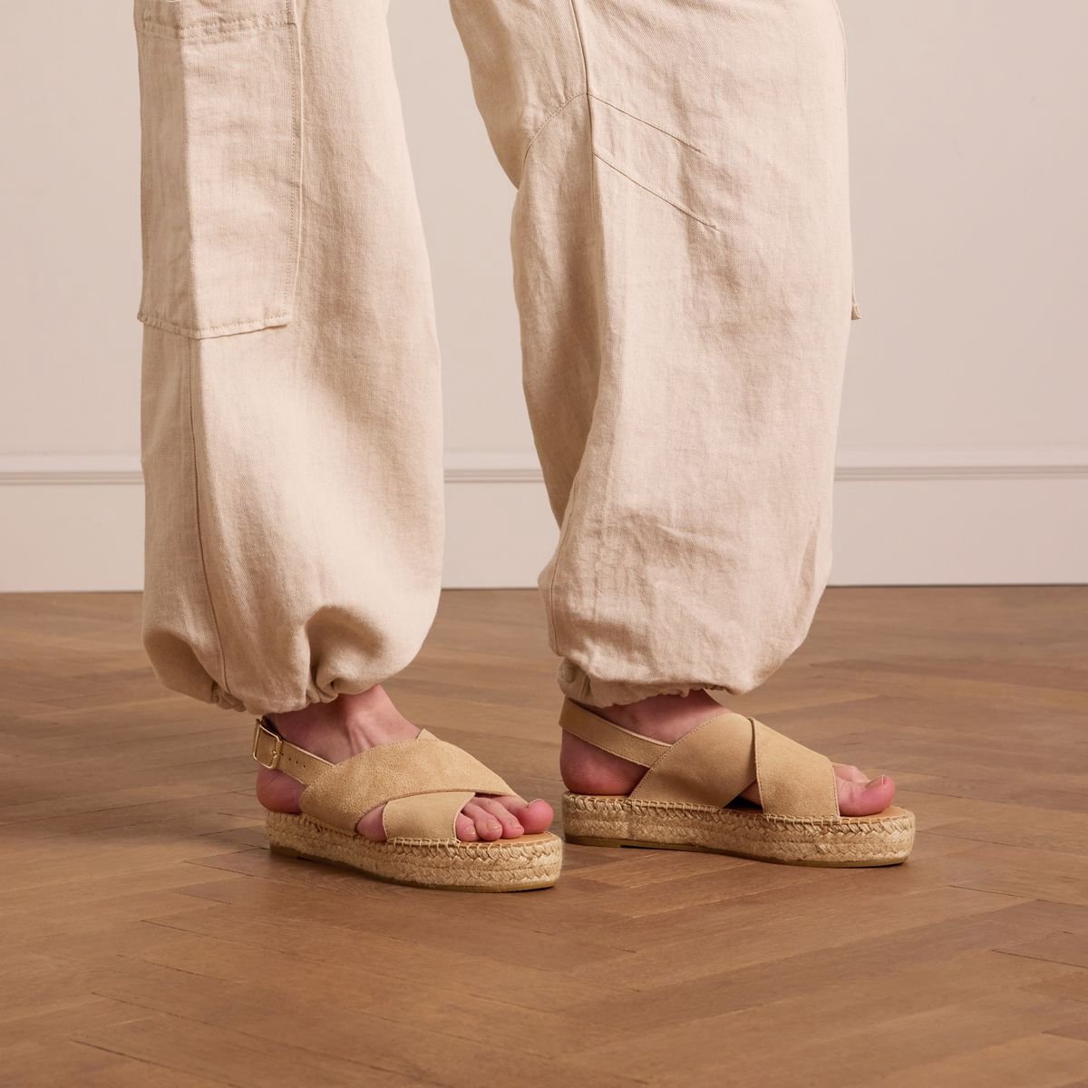 Beigefarbene Plateausandalen aus Veloursleder