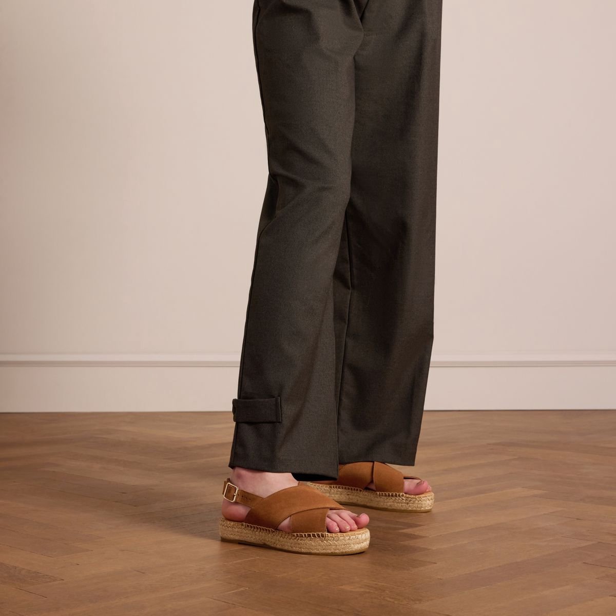 Cognacfarbene Plateausandalen aus Veloursleder