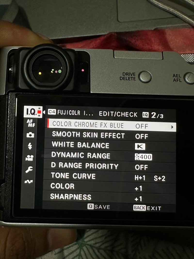 Camera settings display showing various options including color chrome effect and dynamic range.