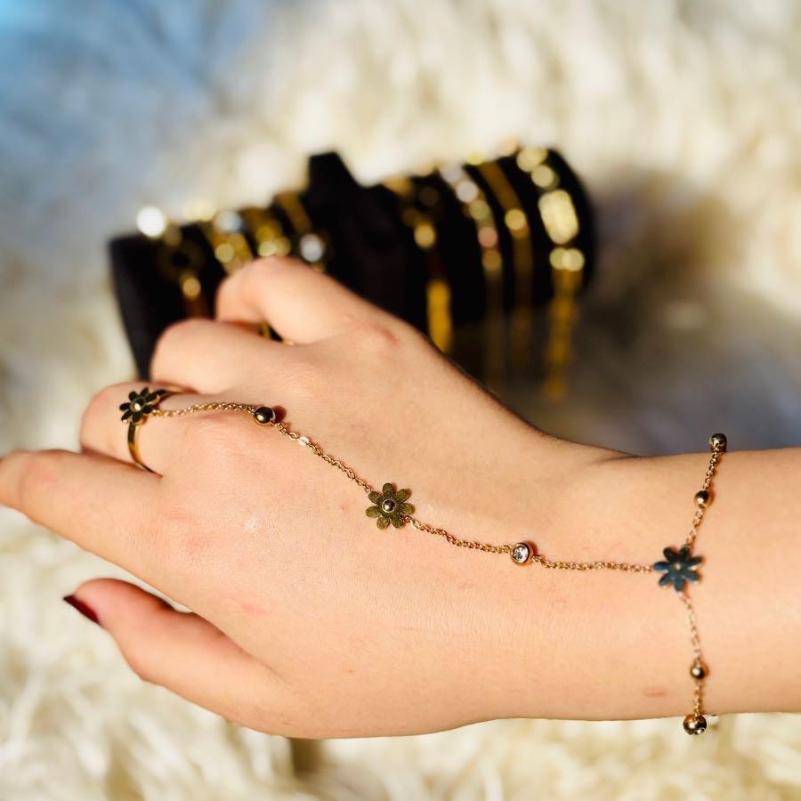 The `Daisy bloom Handchain