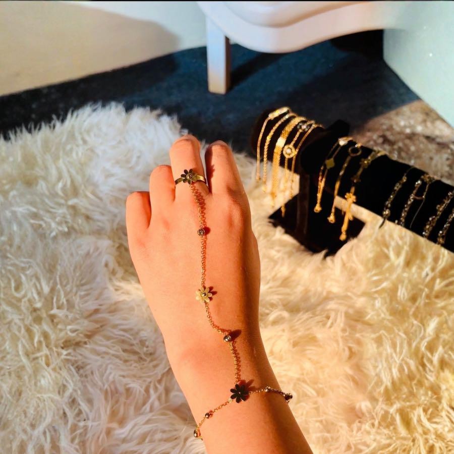 The `Daisy bloom Handchain