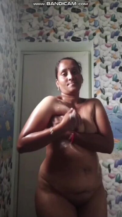 Bhabhi’s homemade bathing video