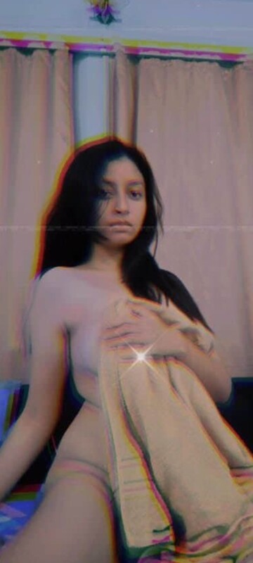 Sexy girl showing nude body