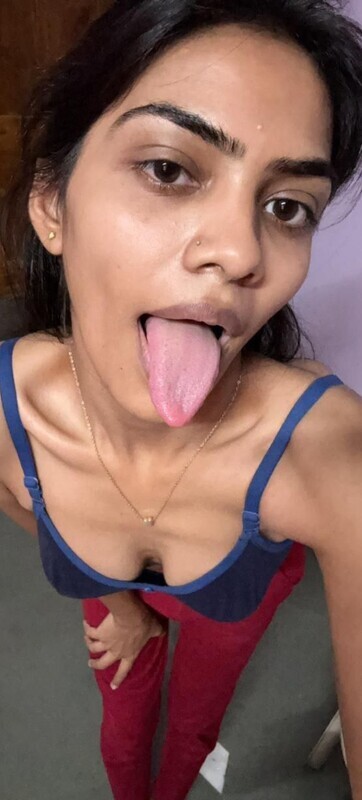 Gorgeous, lustful Indian girlfriend displaying an asshole