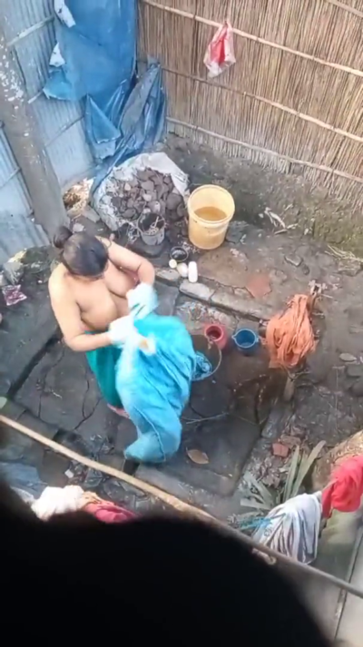 Desi aunty taking bath
