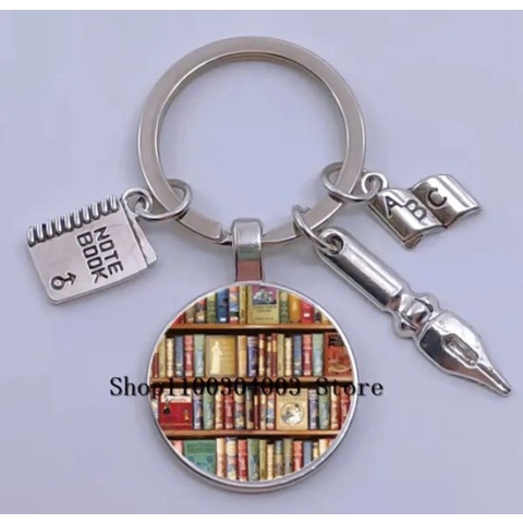 Akyol - Boeken – Sleutelhanger – sleutelhanger leraar - juffendag - cadeau voor meester - meesterdag - juf - afscheidscadeau leraar - boeken sleutelhanger – cadeau