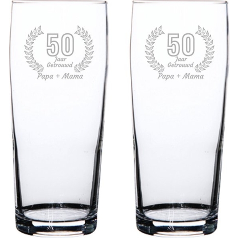 Gegraveerde set bierfluitjes 19cl Papa + Mama 50 jaar getrouwd