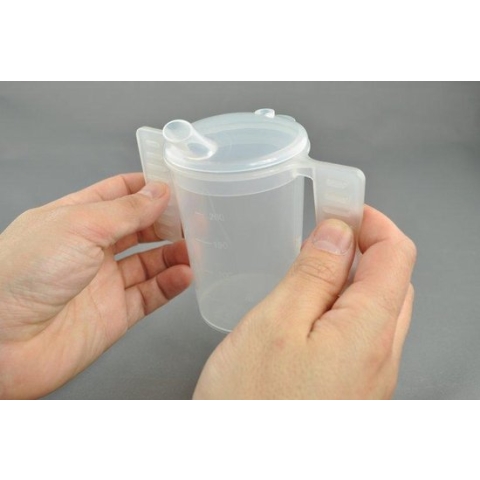 Comforthulpmiddelen Drinkbeker met platte handgrepen en twee tuitdeksels